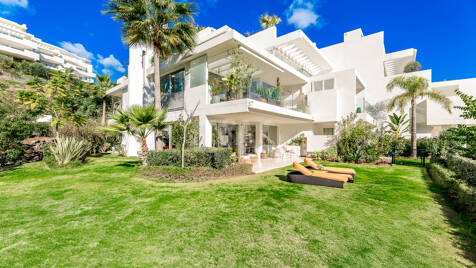 Luxury Corner Apartment with Private Garden in Palo Alto