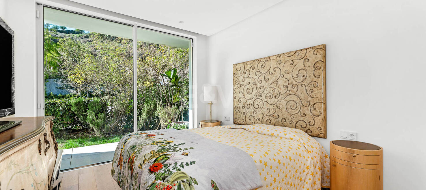 Luxury Corner Apartment with Private Garden in Palo Alto