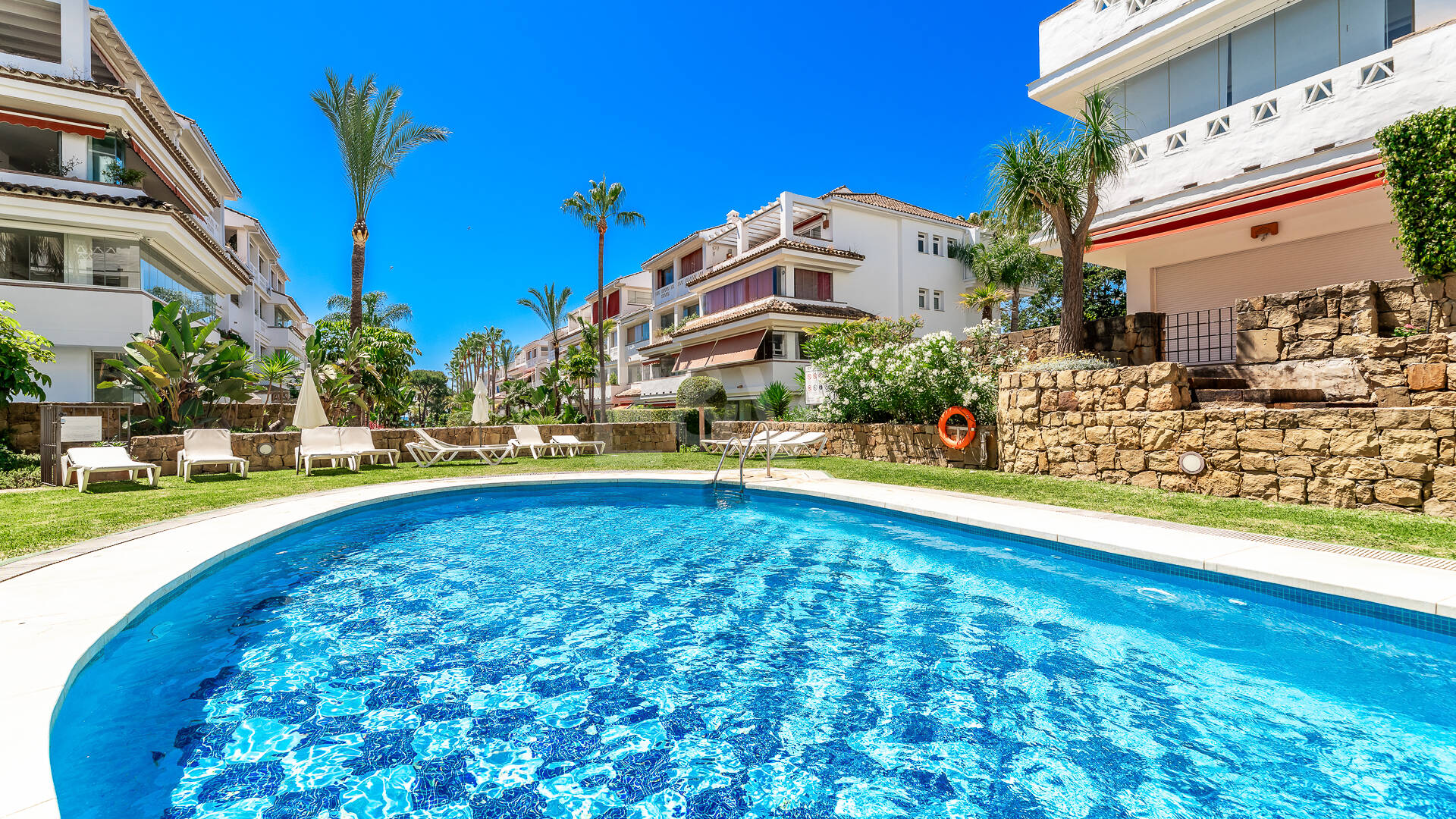 Exklusives Apartment mit direktem Strandzugang in bester Lage an der Goldenen Meile