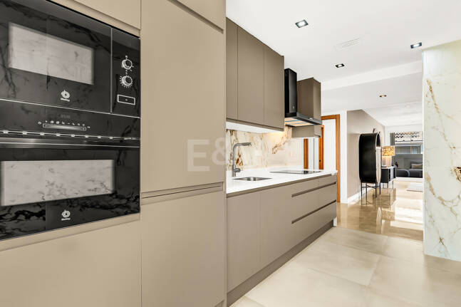 Exklusives Apartment mit direktem Strandzugang in bester Lage an der Goldenen Meile