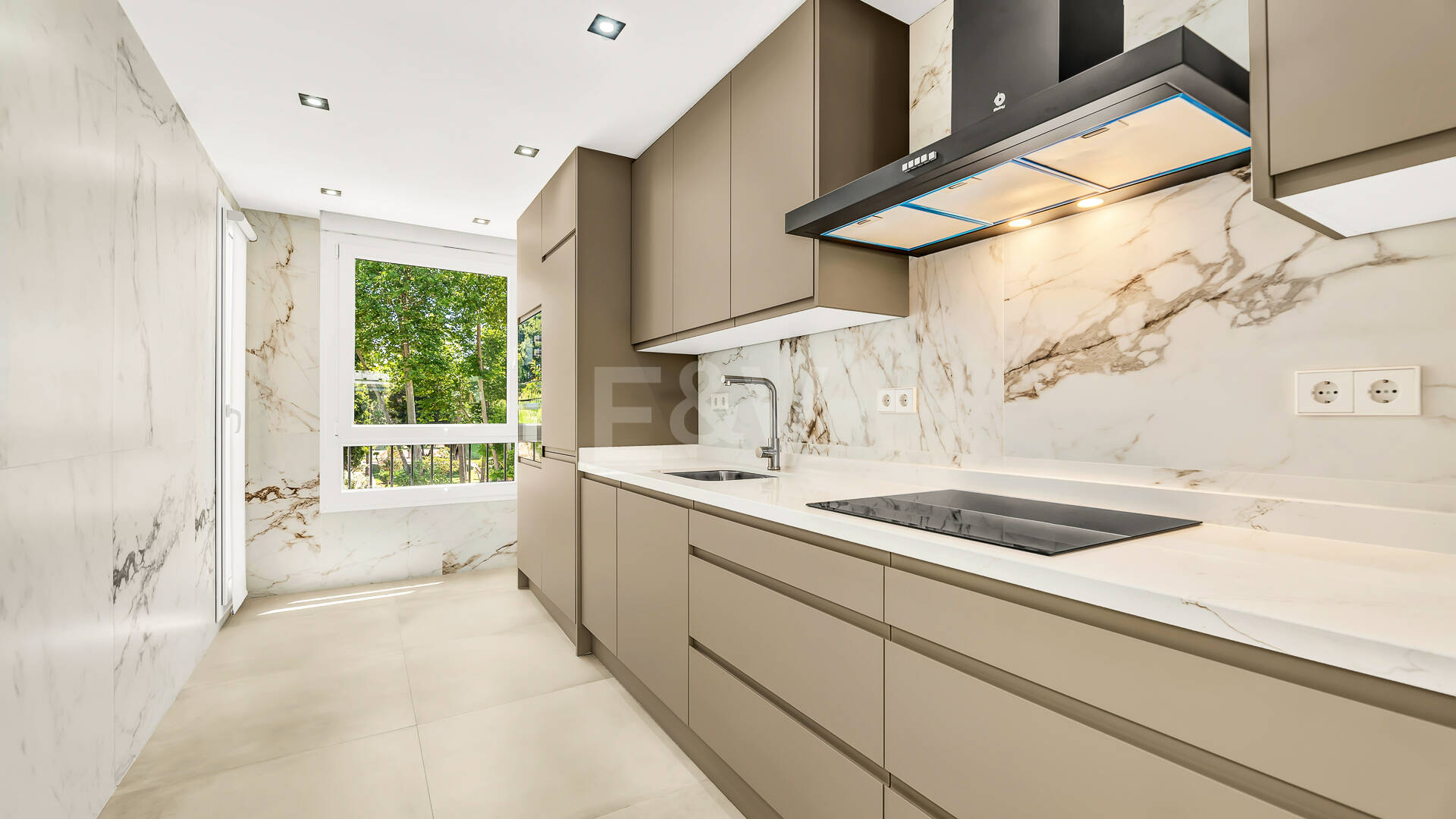 Exklusives Apartment mit direktem Strandzugang in bester Lage an der Goldenen Meile