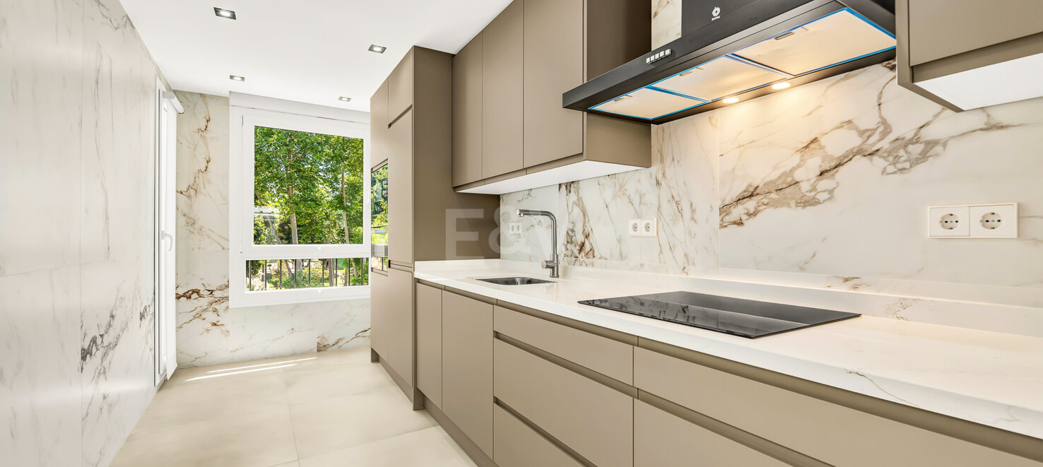 Exclusive Apartment with Direct Beach Access in Marbella´s Las Cañas Beach