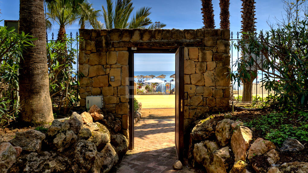 Exklusives Apartment mit direktem Strandzugang in bester Lage an der Goldenen Meile