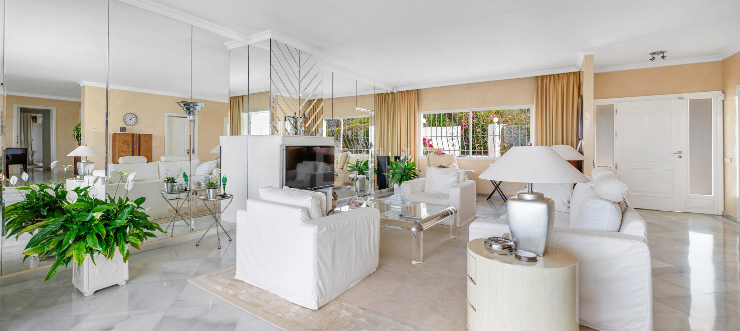 Exceptional Investment Opportunity – Vast Plot with Stunning Sea Views in Nagüeles