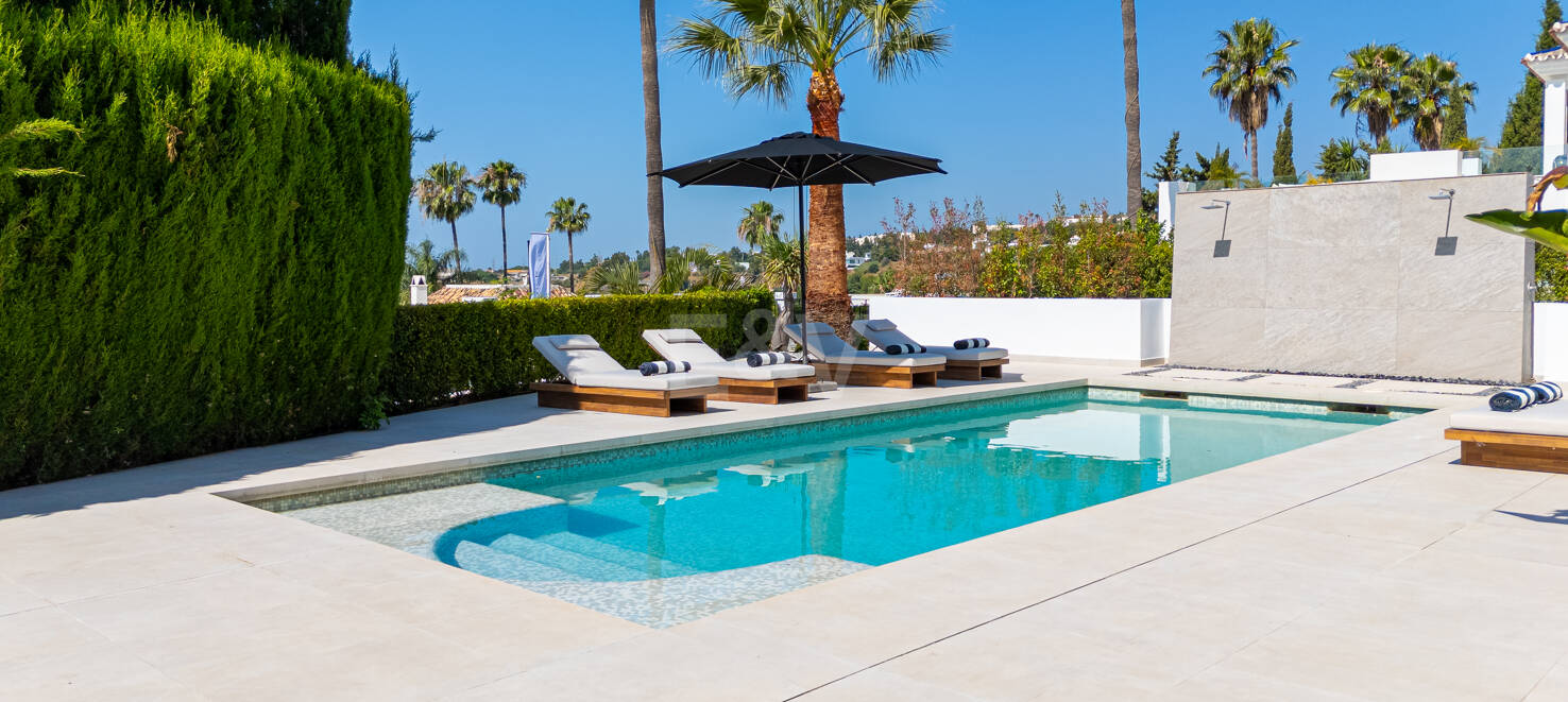 Villa andalouse moderne avec vue imprenable sur la mer