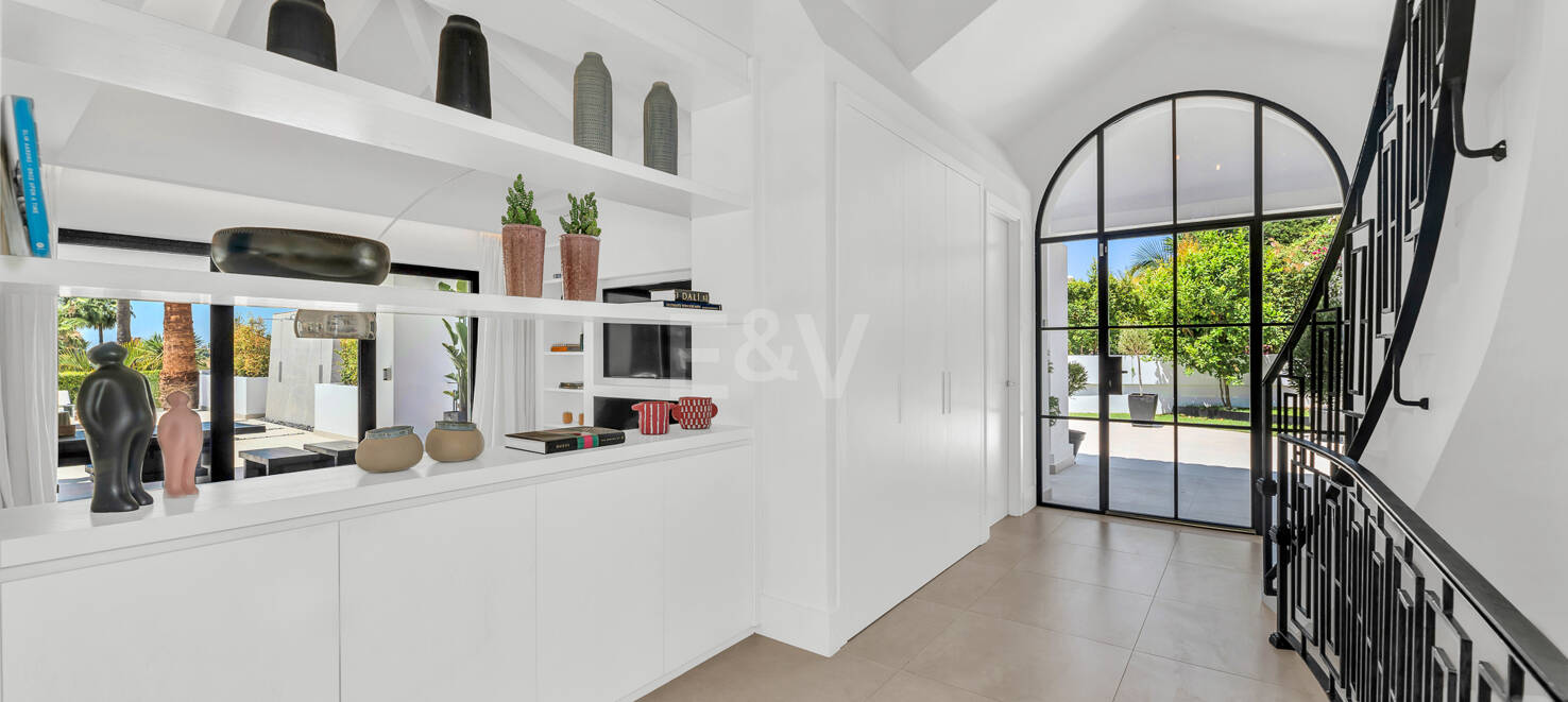 Villa andalouse moderne avec vue imprenable sur la mer