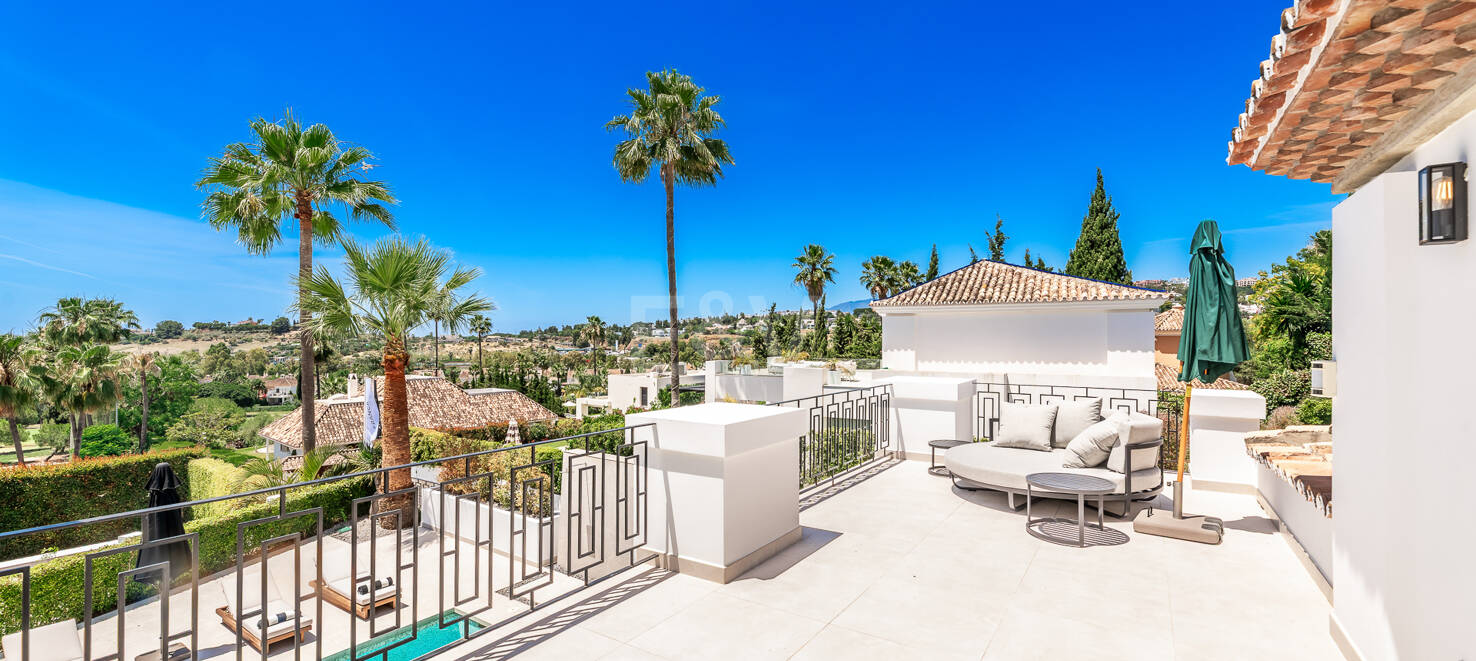 Villa andalouse moderne avec vue imprenable sur la mer