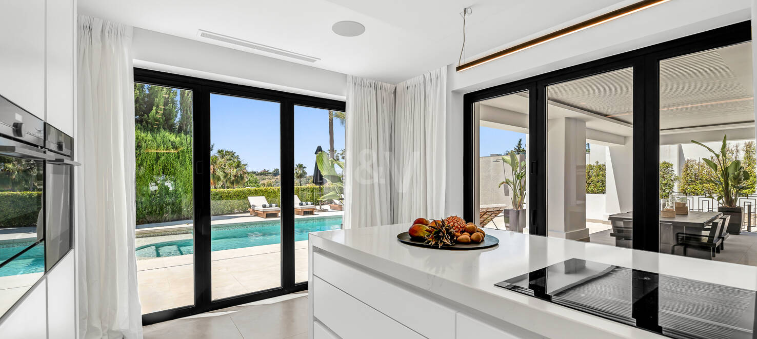 Villa andalouse moderne avec vue imprenable sur la mer