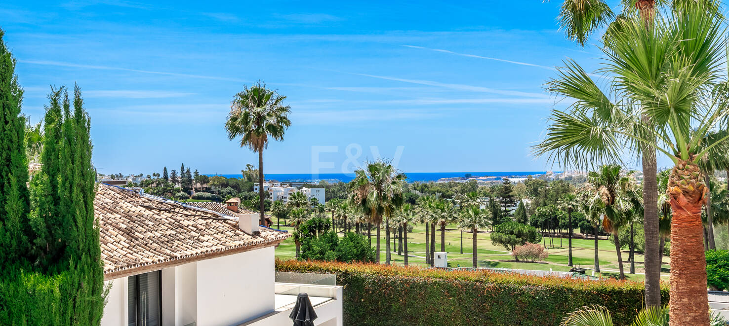 Villa andalouse moderne avec vue imprenable sur la mer
