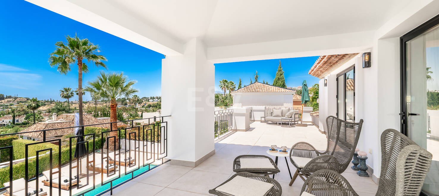 Villa andalouse moderne avec vue imprenable sur la mer
