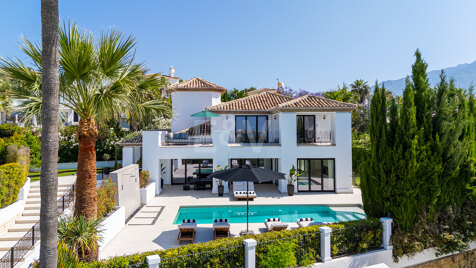 Modern Andalusian Villa with Breathtaking Sea Views