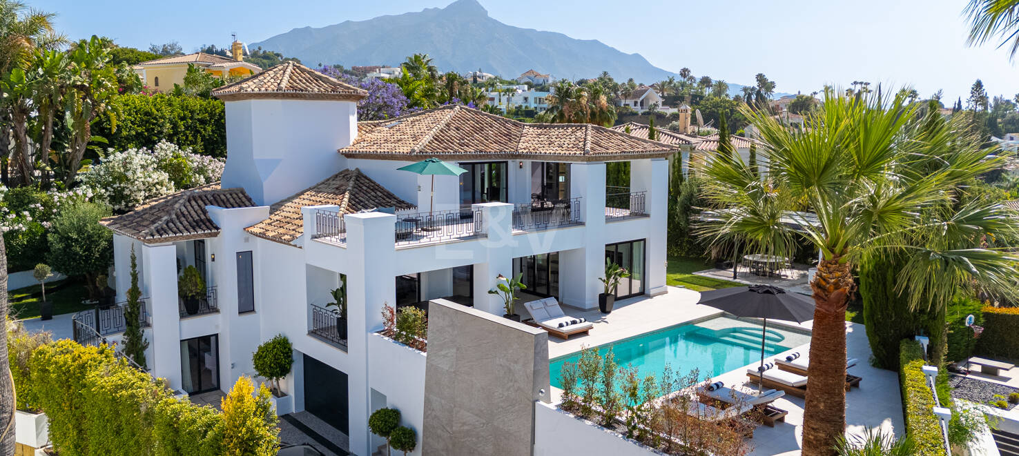 Villa andalouse moderne avec vue imprenable sur la mer