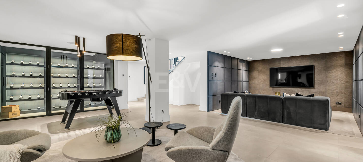 Villa andalouse moderne avec vue imprenable sur la mer