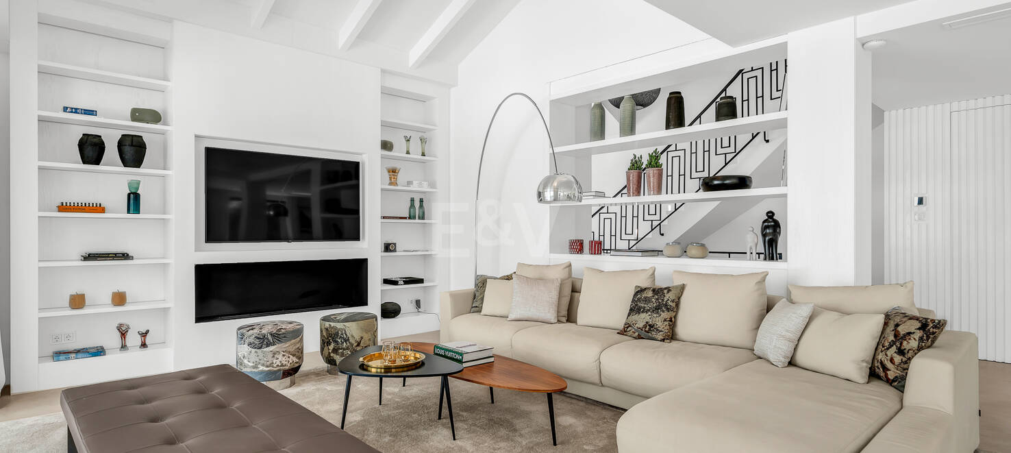 Villa andalouse moderne avec vue imprenable sur la mer
