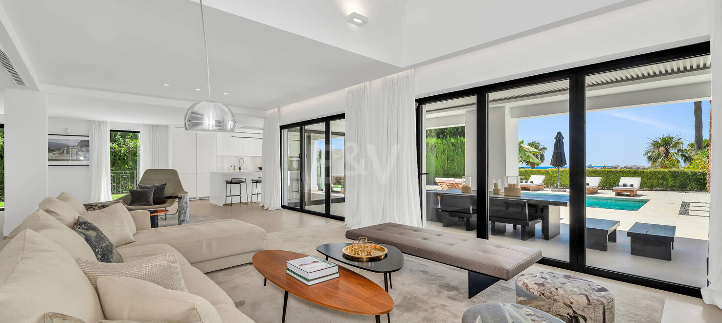 Villa andalouse moderne avec vue imprenable sur la mer