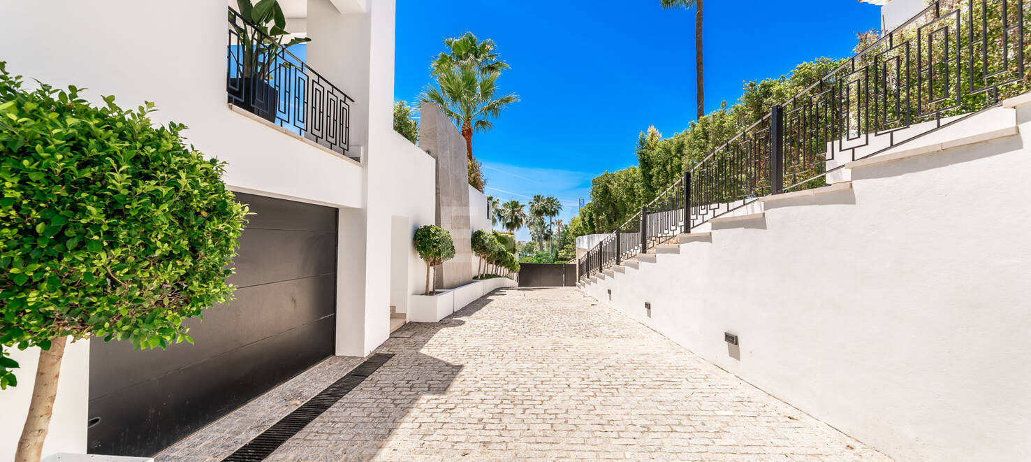 Villa andalouse moderne avec vue imprenable sur la mer