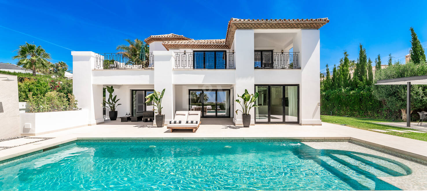 Villa andalouse moderne avec vue imprenable sur la mer