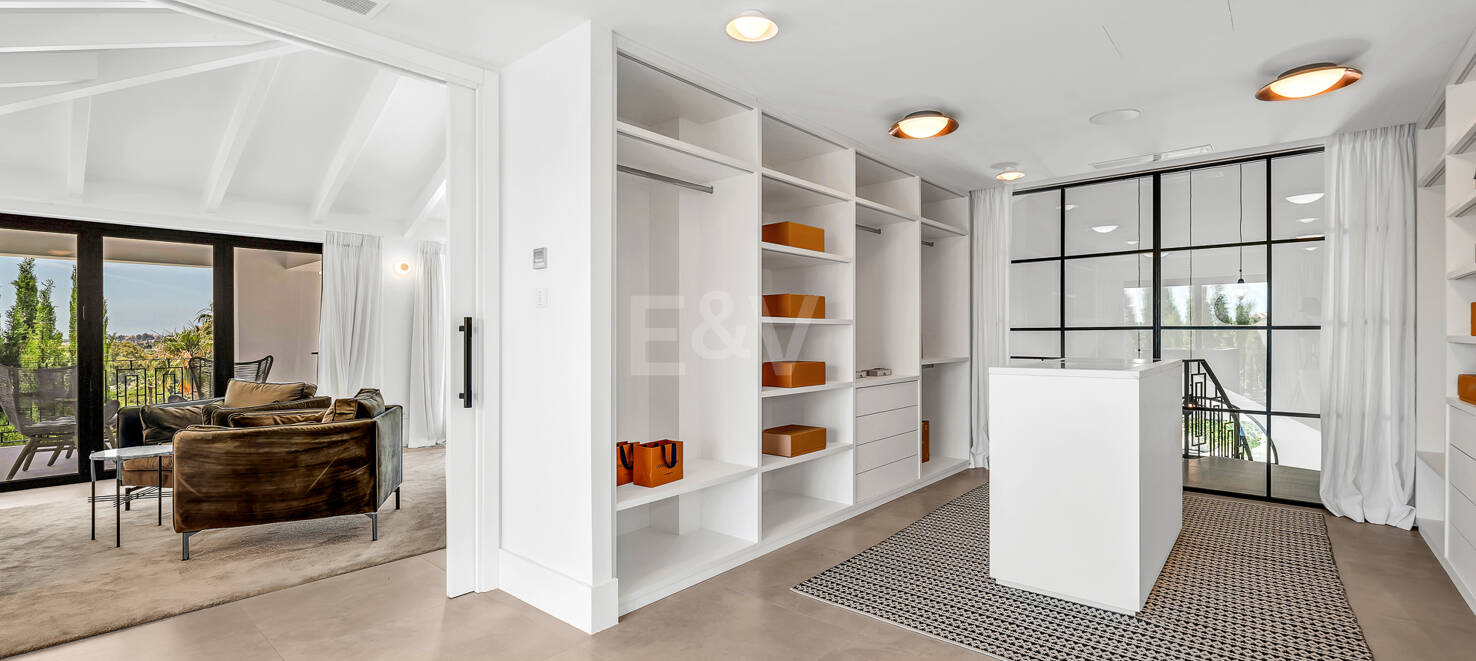 Villa andalouse moderne avec vue imprenable sur la mer