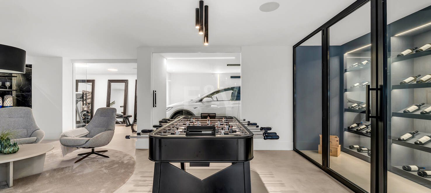 Villa andalouse moderne avec vue imprenable sur la mer