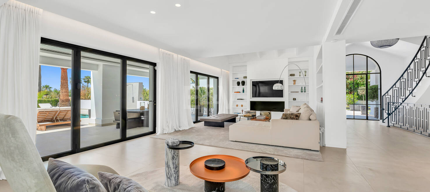 Villa andalouse moderne avec vue imprenable sur la mer
