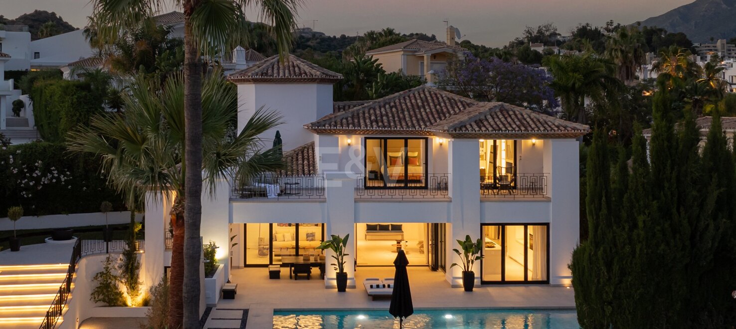 Villa moderna estilo andaluz con vistas al mar