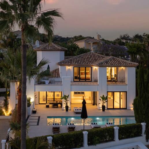 Villa andalouse moderne avec vue imprenable sur la mer