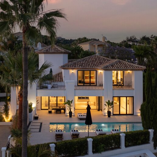 Villa moderna estilo andaluz con vistas al mar