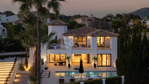Villa moderna estilo andaluz con vistas al mar