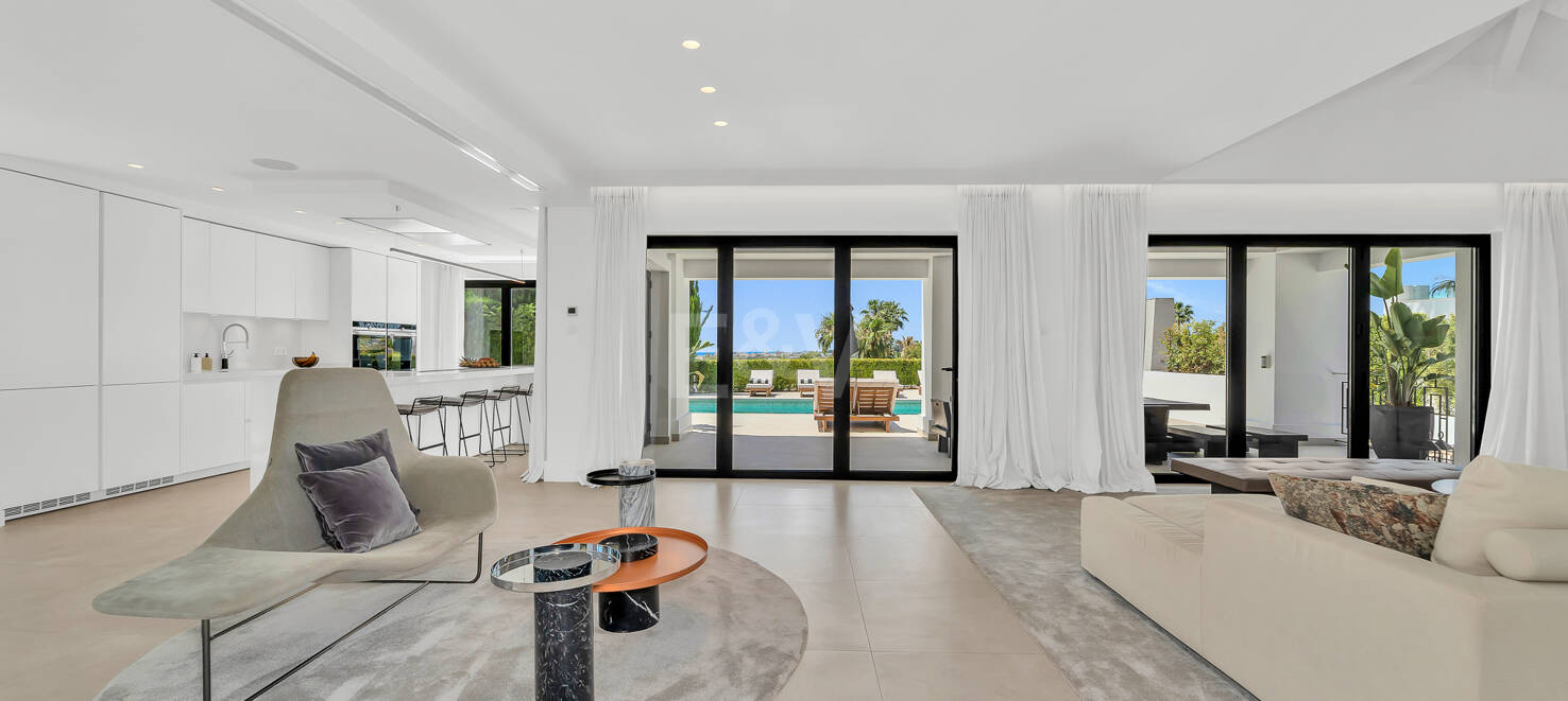 Villa andalouse moderne avec vue imprenable sur la mer