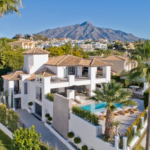 Villa moderna estilo andaluz con vistas al mar