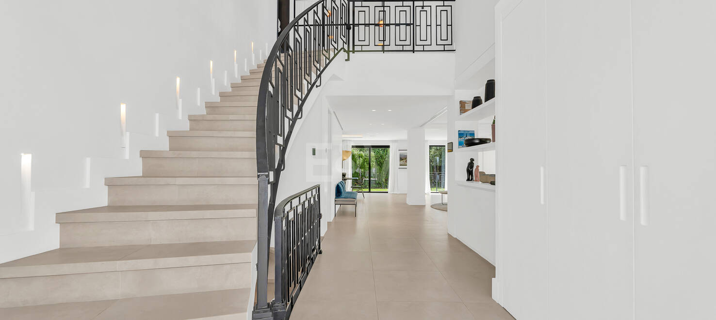 Villa andalouse moderne avec vue imprenable sur la mer