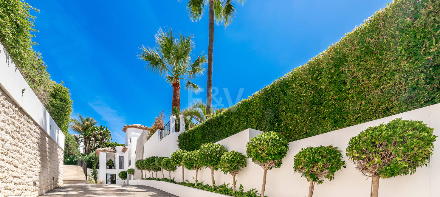 Villa andalouse moderne avec vue imprenable sur la mer