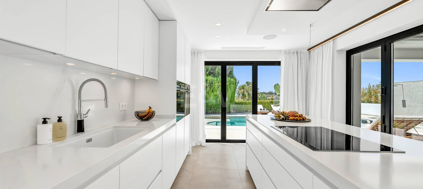 Villa andalouse moderne avec vue imprenable sur la mer