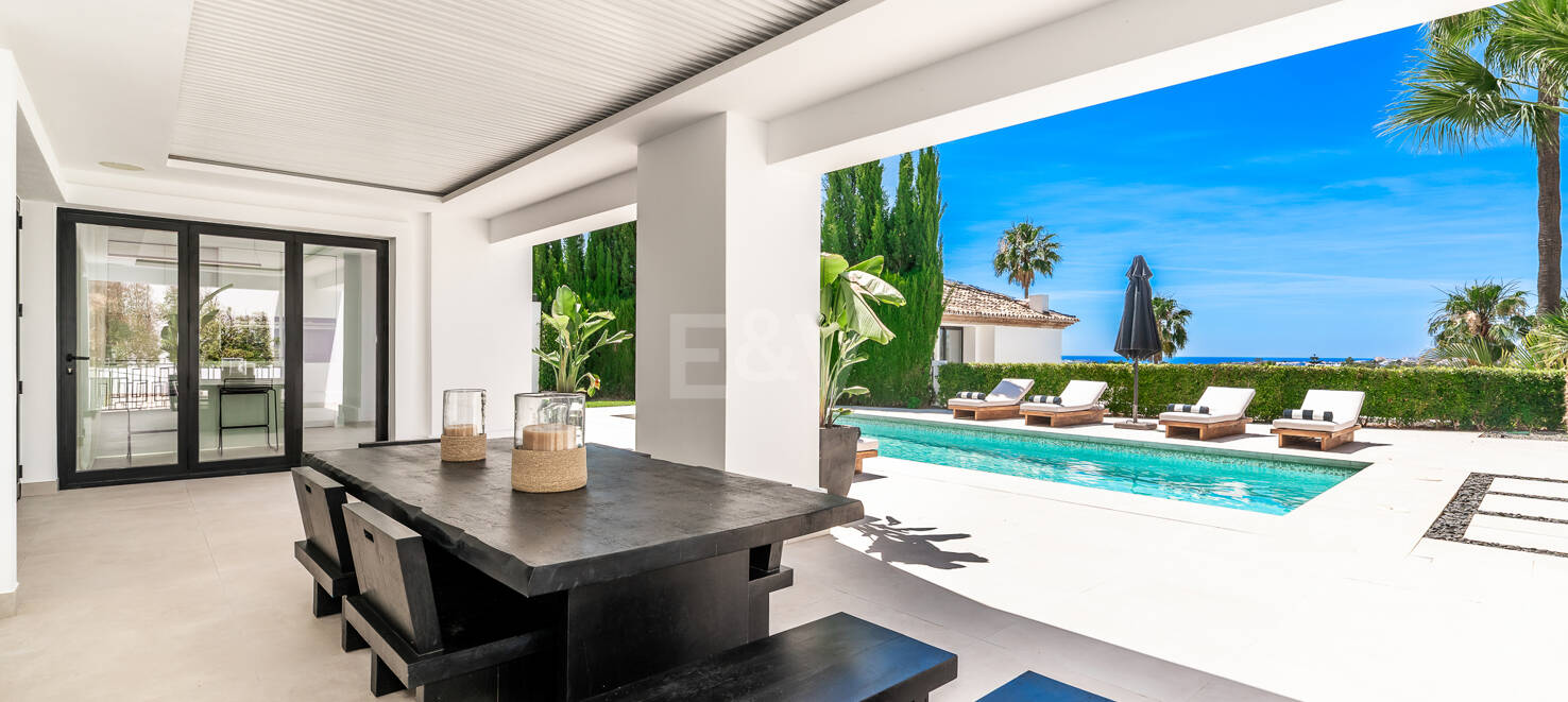Villa andalouse moderne avec vue imprenable sur la mer
