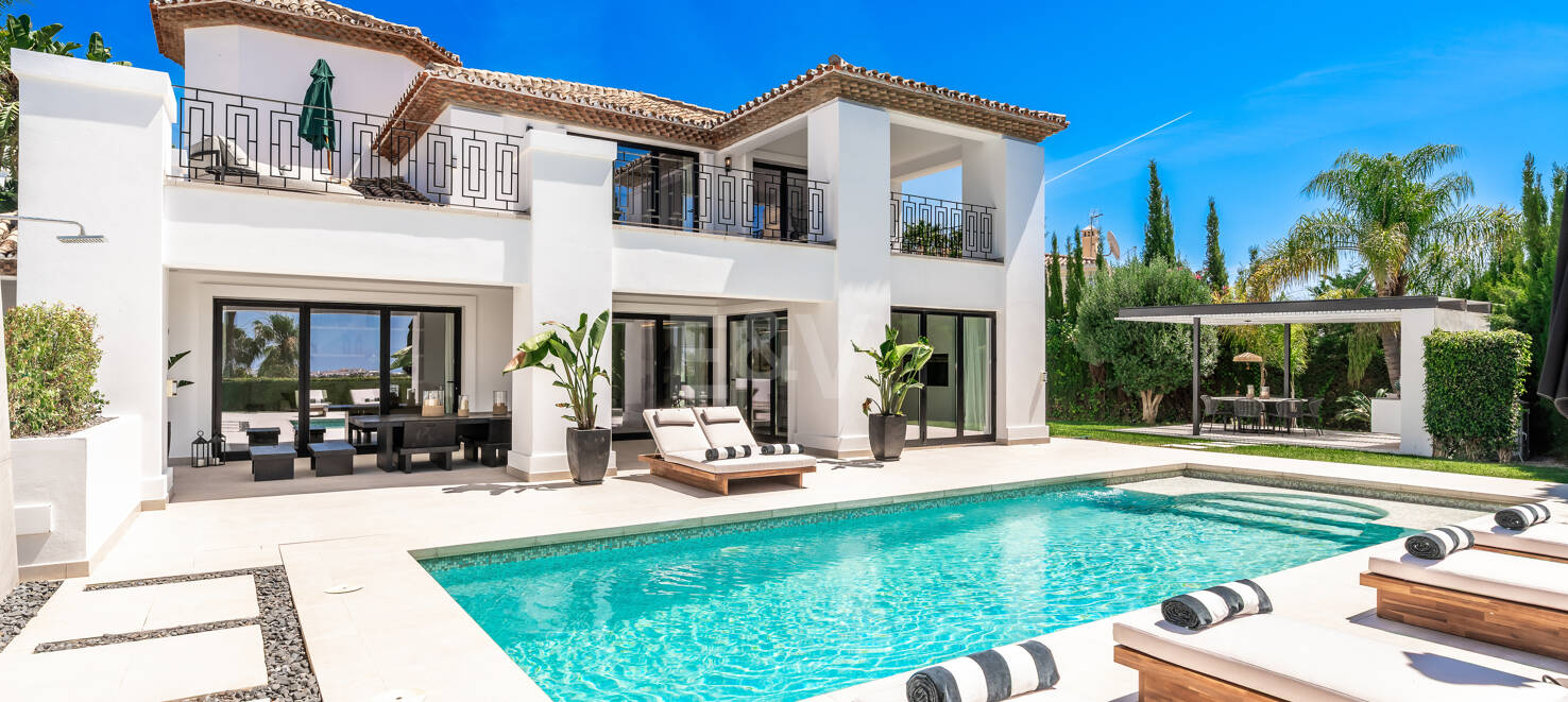 Villa andalouse moderne avec vue imprenable sur la mer