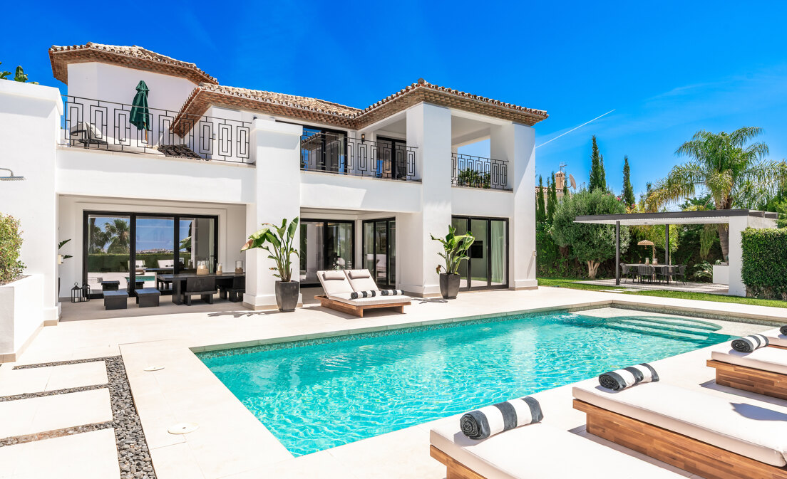Modern andalusisk villa med havsutsikt i Nueva Andalucia