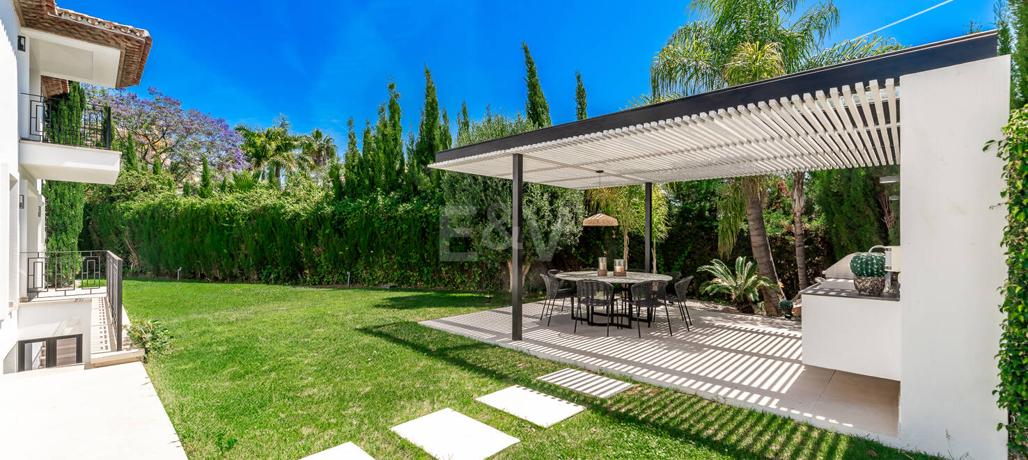 Villa andalouse moderne avec vue imprenable sur la mer