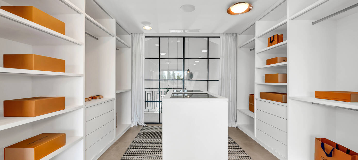Villa andalouse moderne avec vue imprenable sur la mer