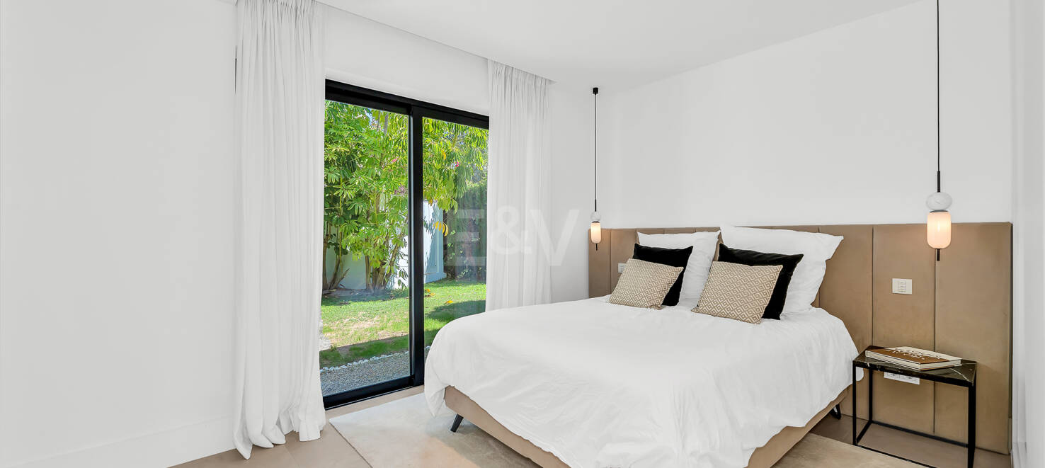 Villa andalouse moderne avec vue imprenable sur la mer