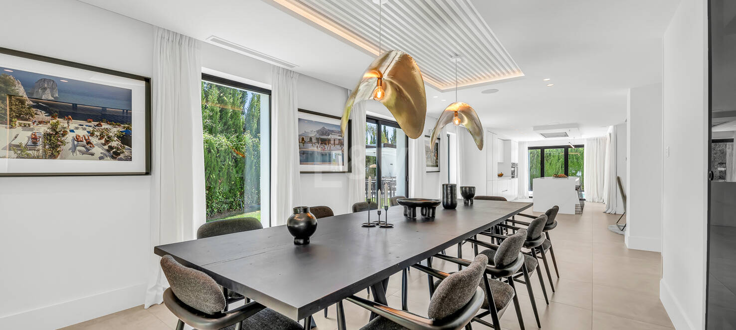 Villa andalouse moderne avec vue imprenable sur la mer