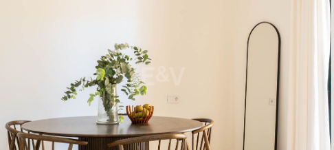 Elegant 4-bedroom apartment close to the beach