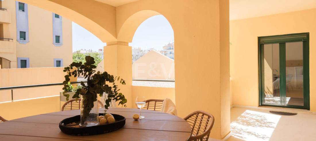 Elegant 4-bedroom apartment close to the beach