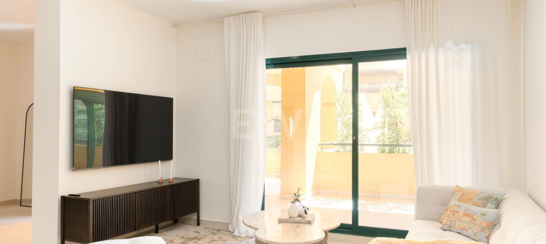 Elegant 4-bedroom apartment close to the beach