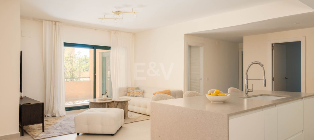 Elegant 4-bedroom apartment close to the beach