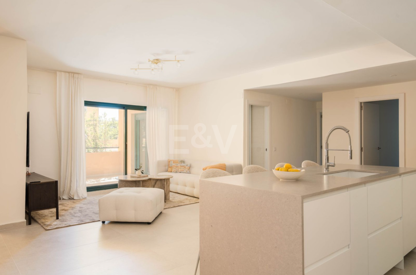 Elegant 4 sovrum lägenhet nära stranden