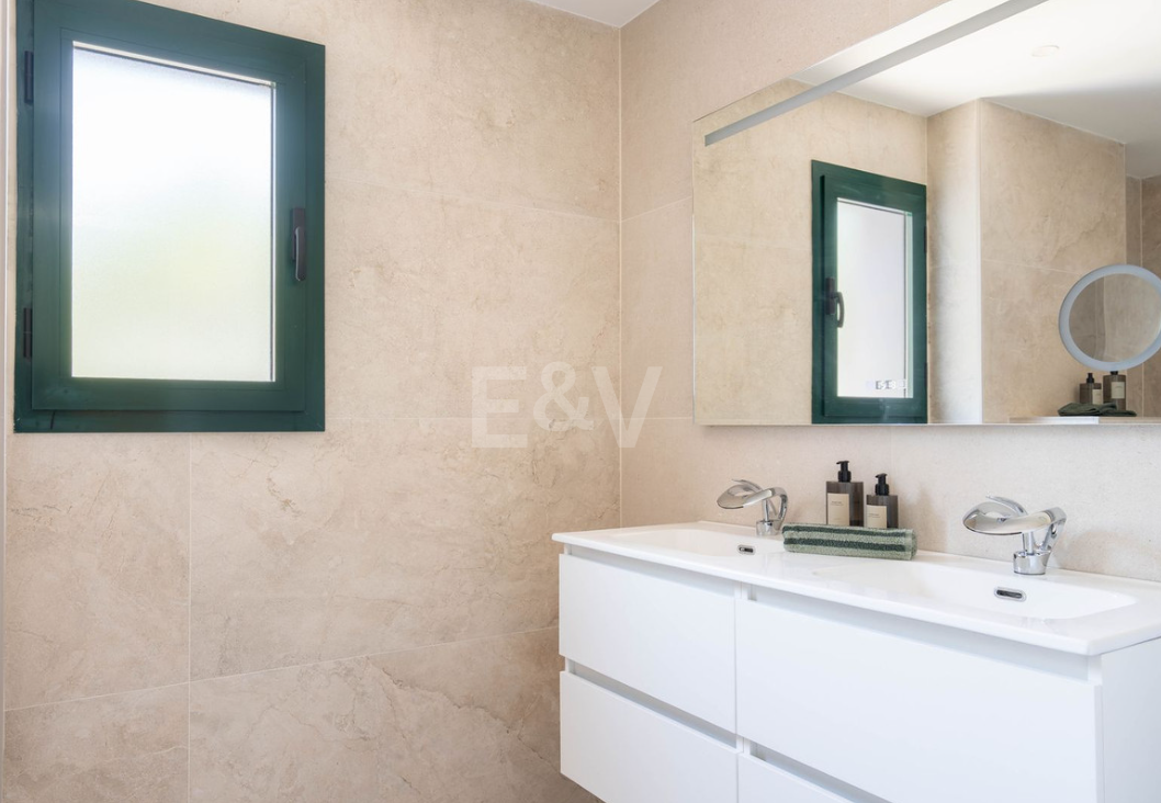 Elegant 4 sovrum lägenhet nära stranden