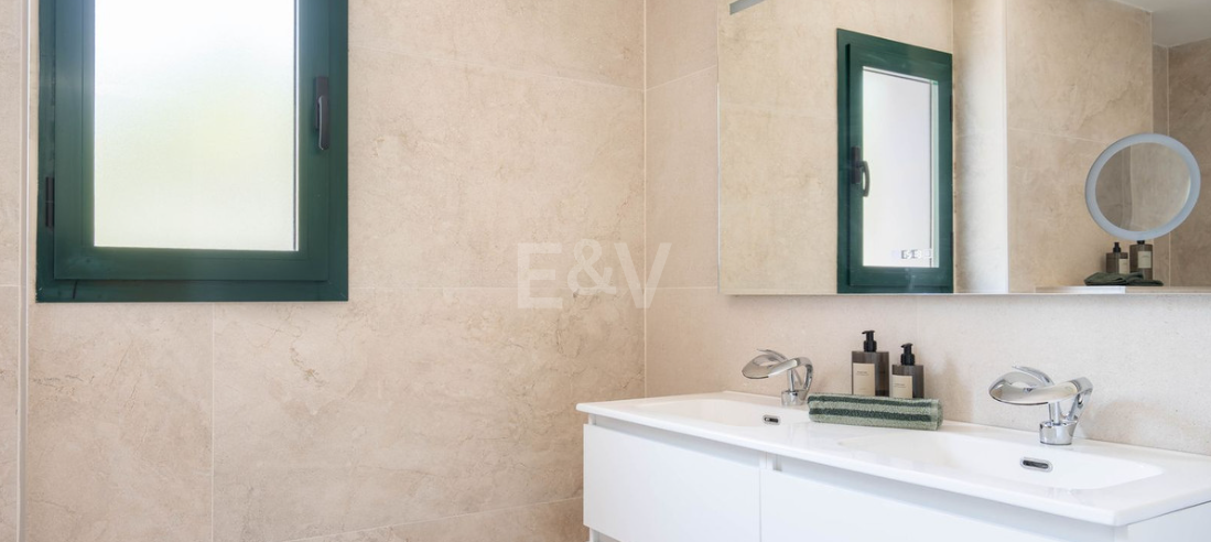 Elegant 4-bedroom apartment close to the beach