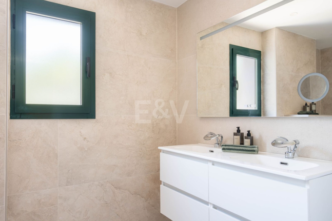 Elegant 4 sovrum lägenhet nära stranden