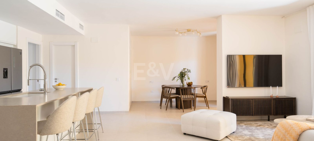 Elegant 4-bedroom apartment close to the beach
