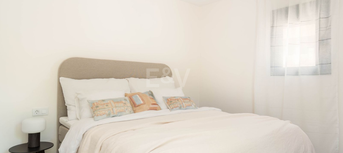 Elegant 4-bedroom apartment close to the beach